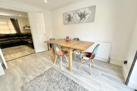 17 Betjeman Walk, Yateley, GU46 6YP