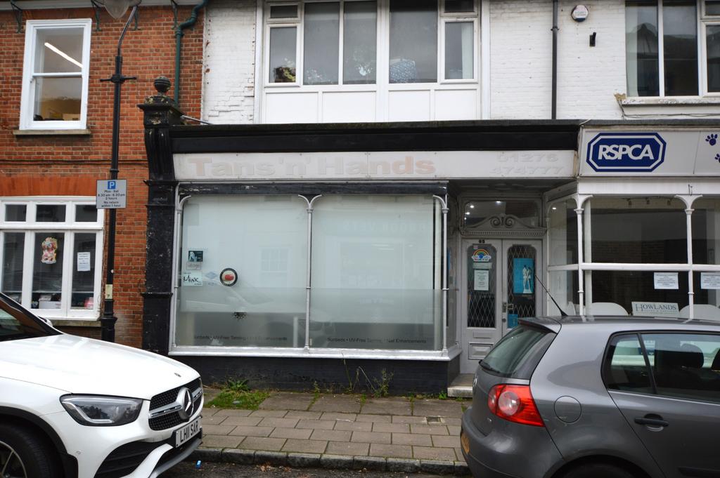 High Street Bagshot Property to rent £1,000 pcm (£231 pw)