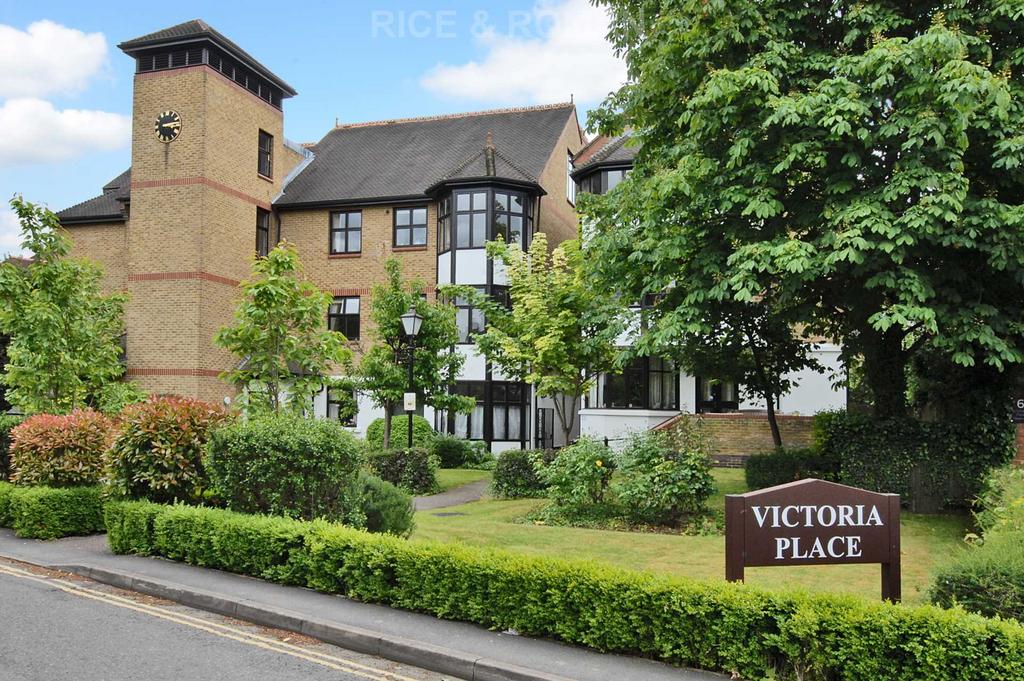 Esher Park Avenue, Esher KT10 2 bed apartment for sale £500,000