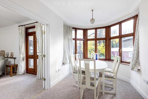 2 bedroom retirement property for sale, Esher Park Avenue, Esher KT10