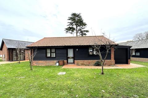 2 bedroom bungalow for sale - Carlton Hall, NR33