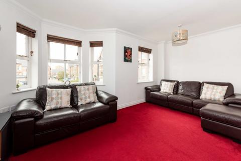 4 bedroom townhouse to rent, Cavendish Walk, Epsom