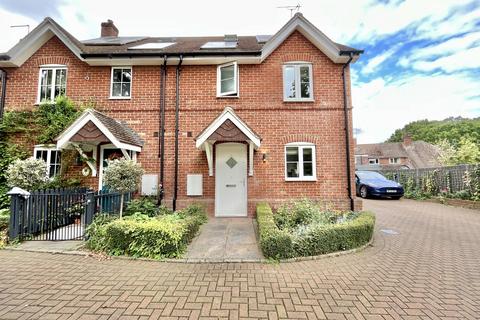 4 bedroom end of terrace house to rent, Hound Green, Hook