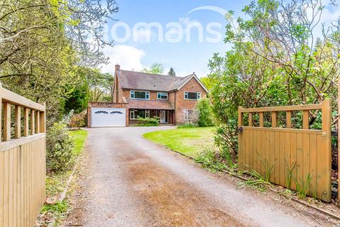 4 bedroom detached house to rent, Avenue Road, Fleet