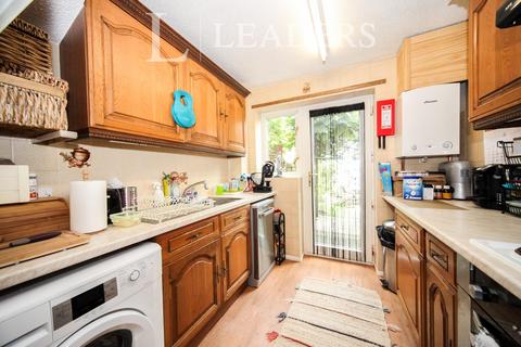 2 bedroom end of terrace house to rent, The Crest - LU5 4RG