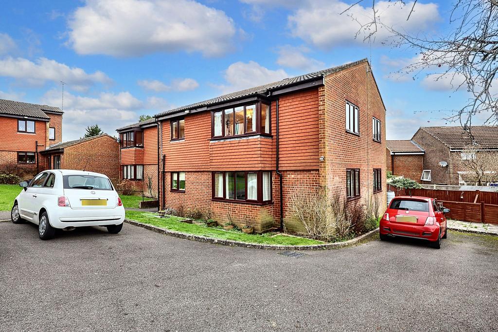 Tudor Gardens, Burgess Hill, RH15 2 bed apartment for sale £220,000