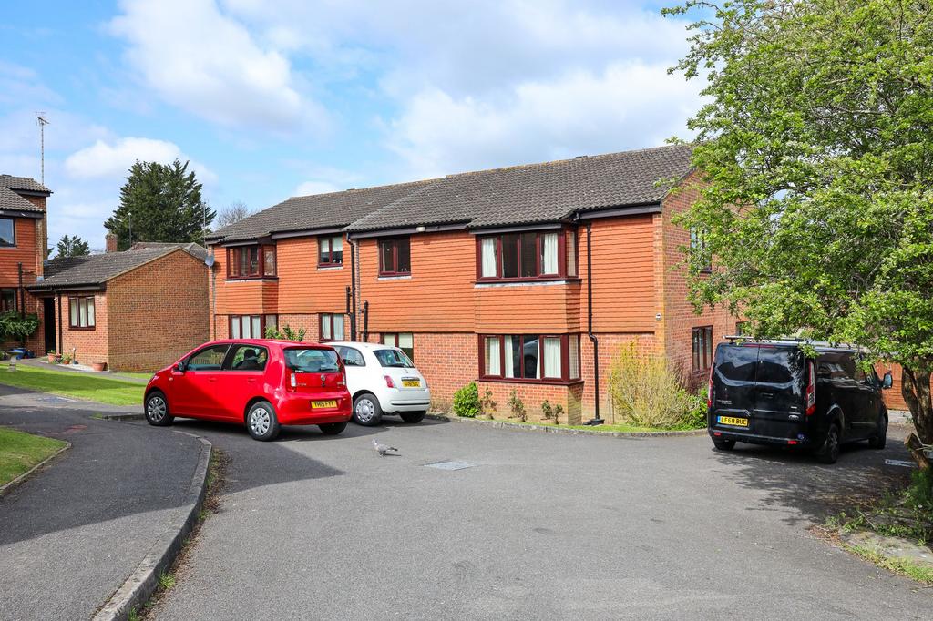 Tudor Gardens, Burgess Hill, RH15 2 bed apartment for sale £220,000