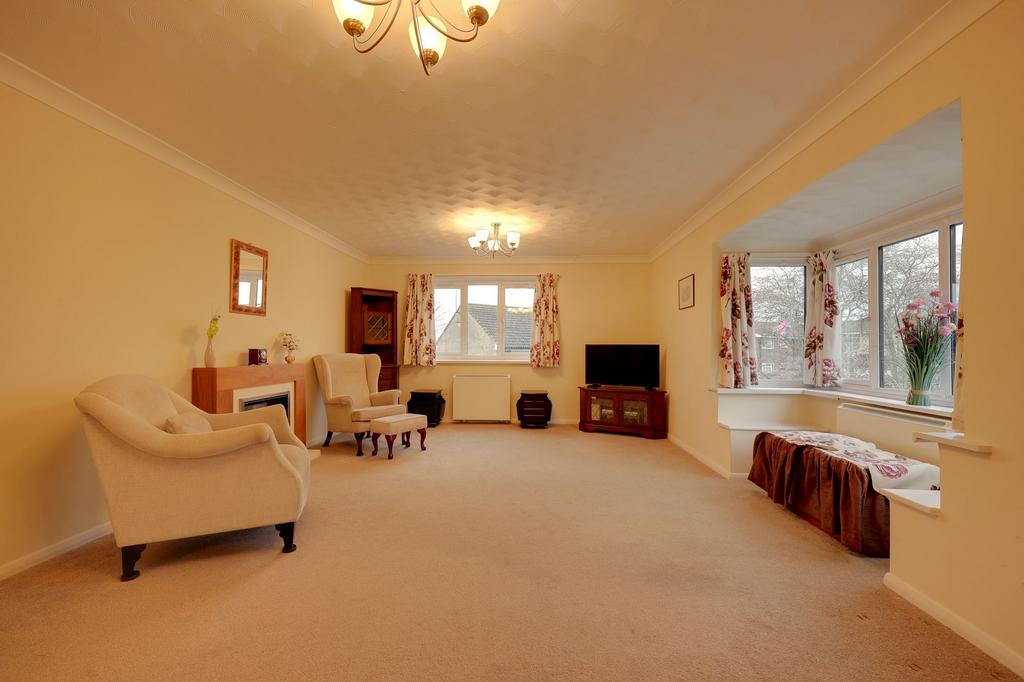 Tudor Gardens, Burgess Hill, RH15 2 bed apartment for sale £220,000