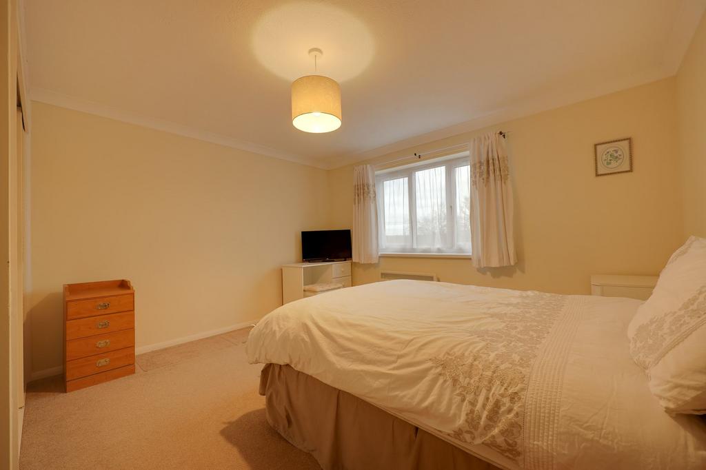 Tudor Gardens, Burgess Hill, RH15 2 bed apartment for sale £220,000