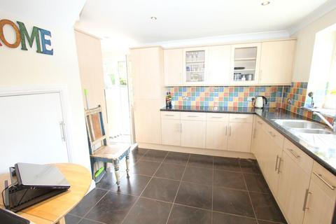 3 bedroom end of terrace house to rent, Holtspur Lane, Wooburn Green