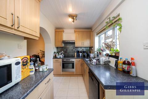 2 bedroom semi-detached house to rent, Fernhurst Close, Beaconsfield