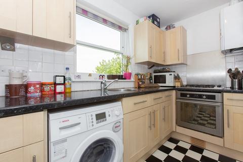 2 bedroom flat to rent, Louvaine Road, London