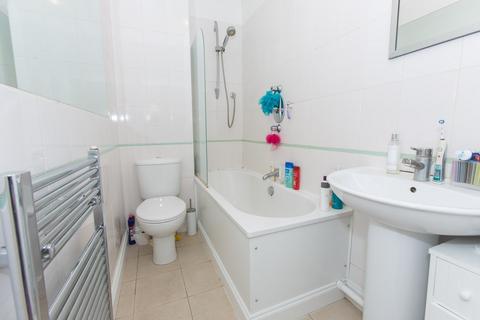 2 bedroom flat to rent, Louvaine Road, London