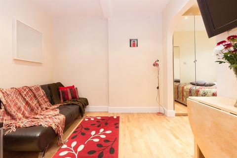 Studio to rent, 43 Clanricarde Gardens, London W2