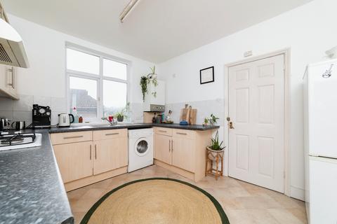 2 bedroom flat to rent, Albert Road, Leyton