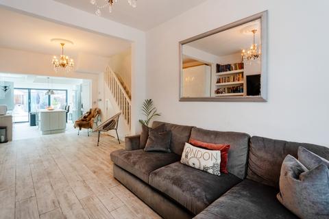 4 bedroom flat to rent, Balmoral Road, Leyton