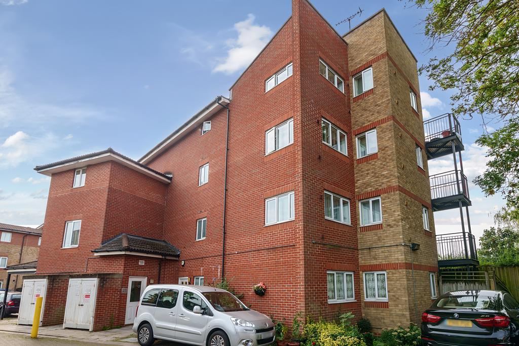 Carmichael Close, Ruislip Gardens... 2 bed flat £1,500 pcm (£346 pw)