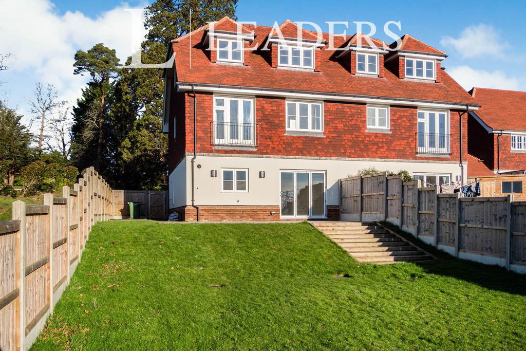 Bellerbys Gardens, Wadhurst 3 bed semidetached house £2,500 pcm (£