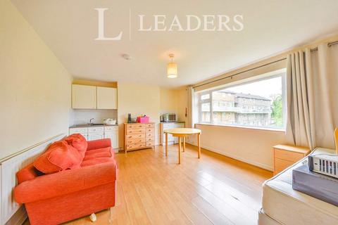 3 bedroom maisonette to rent, The Ridgeway