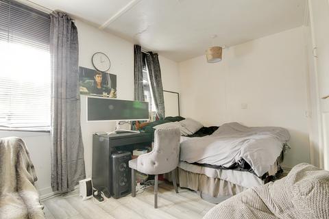 Studio to rent - London E16