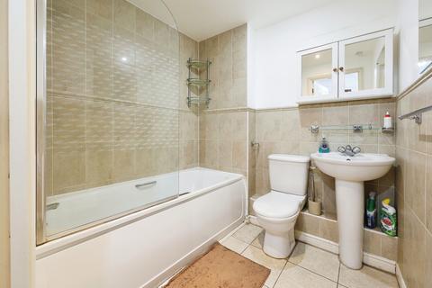 2 bedroom flat to rent, Amelia Close, W3