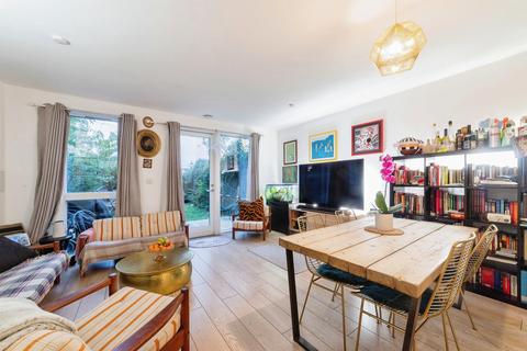 4 bedroom townhouse to rent, Foundry Mews, Walthamstow, London, E17