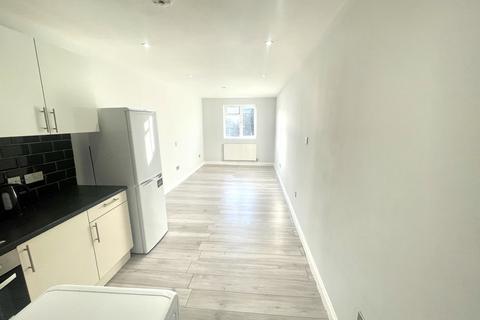 Studio to rent - London N17