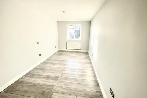 Studio to rent - London N17