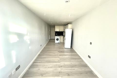 Studio to rent - London N17