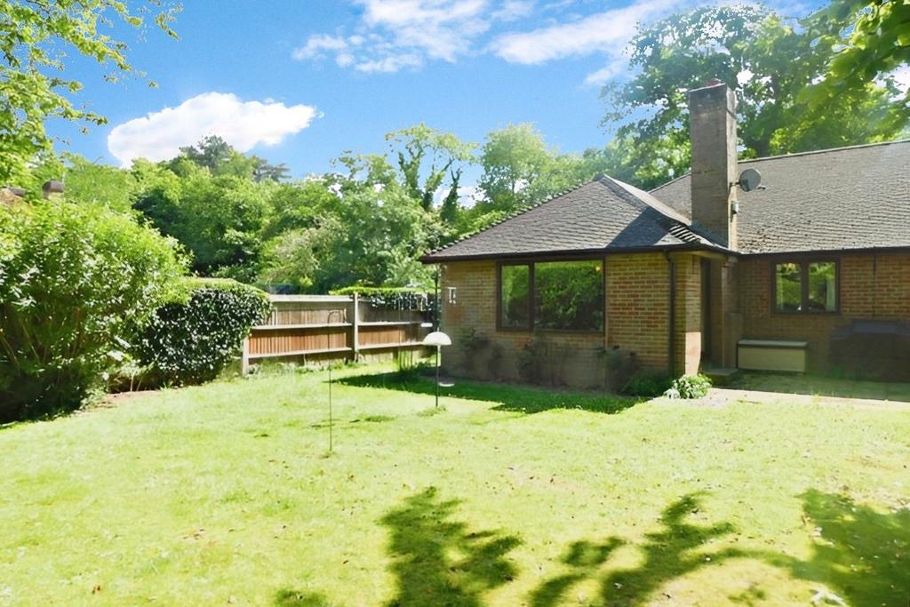 Daws Hill Lane, High 4 bed detached house £2,250 pcm (£519 pw)
