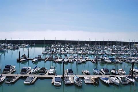 4 bedroom flat to rent, Merton Court, The Strand, BN2