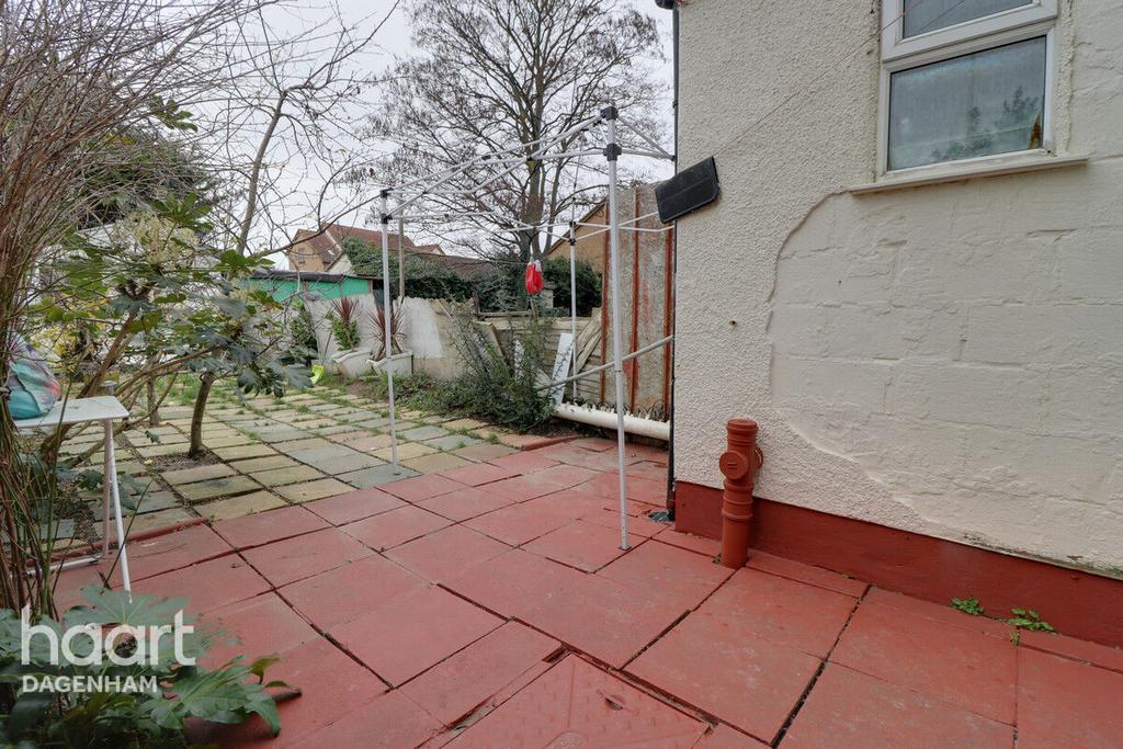 Neville Gardens, DAGENHAM 3 bed terraced house for sale £350,000