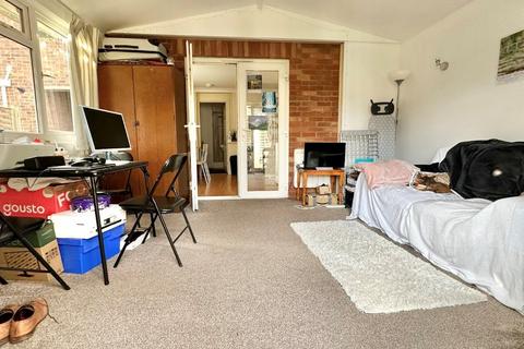 Studio to rent, Wycliffe Road, Norwich