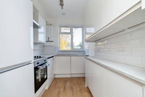 3 bedroom terraced house to rent, Tomswood Hill, Ilford, IG6