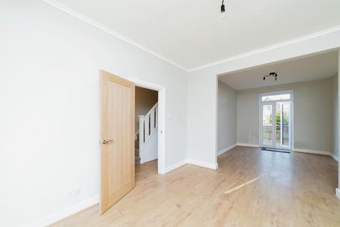 3 bedroom terraced house to rent, Tomswood Hill, Ilford, IG6