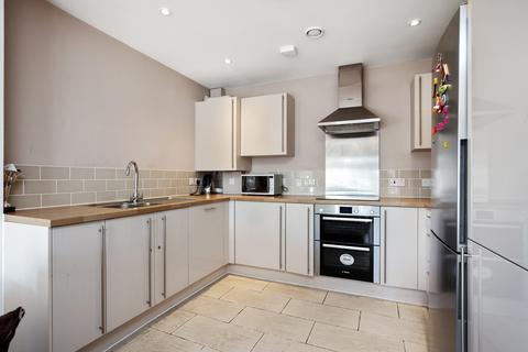 2 bedroom flat to rent, Roding Avenue, Woodford Green, IG8