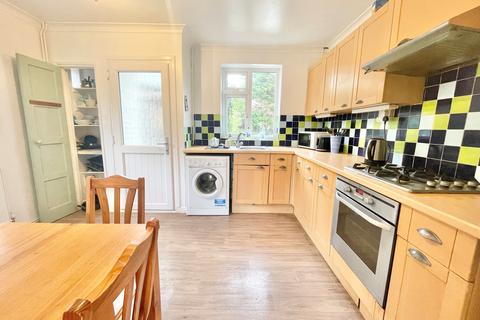 4 bedroom semi-detached house to rent, Coniston close