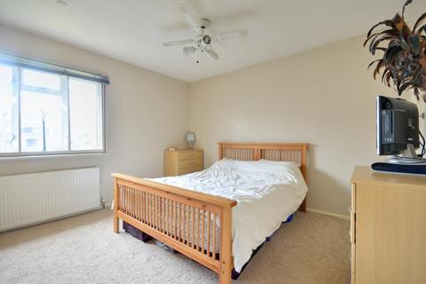 2 bedroom maisonette to rent, Pinn Close, Uxbridge, Middlesex UB8 3TB