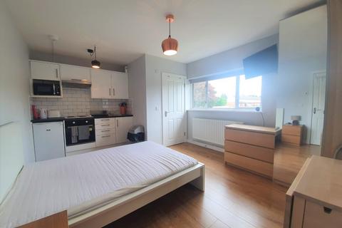 Studio to rent, Sandringham Road, Brentwood