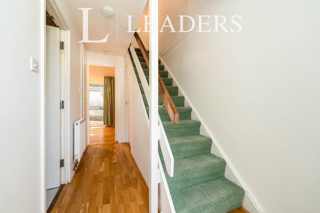 Rye Close, Guildford 3 bed semidetached house £1,795 pcm (£414 pw)