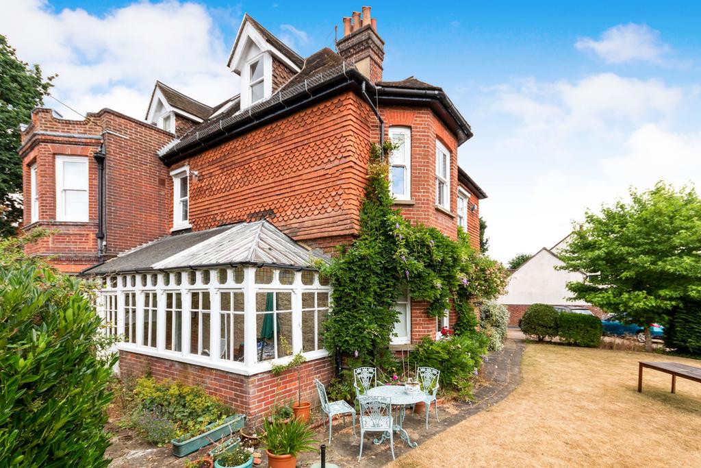 Frith Hill Area, Godalming 2 bed apartment £1,050 pcm (£242 pw)
