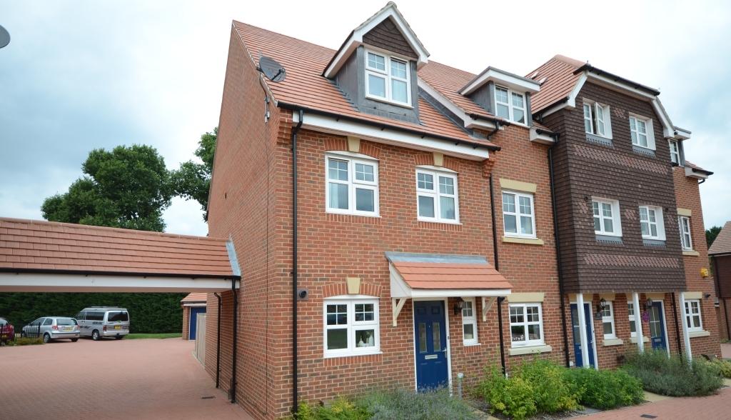 Earlwood Park, Bagshot 3 bed end of terrace house to rent £1,850 pcm