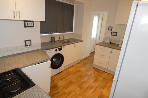 3 bedroom terraced house to rent, Mellard Street, Newcastle-Under-Lyme, ST5