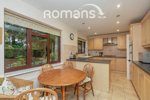 4 bedroom detached house to rent, Marjoram Close