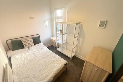 1 bedroom in a house share to rent, London Road, ST4