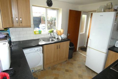 3 bedroom terraced house to rent, Newcastle Road, ST4