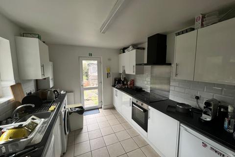 6 bedroom bungalow to rent - Nottingham NG8