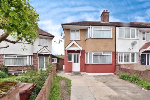 3 bedroom terraced house to rent, Lynwood Close, South Harrow