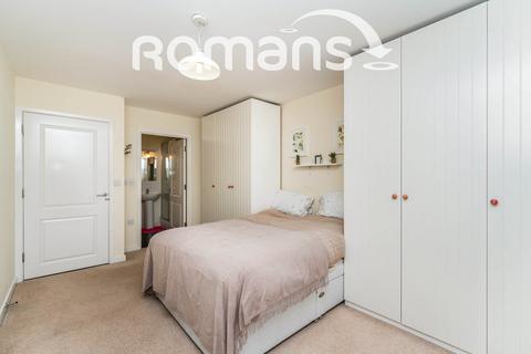 2 bedroom flat to rent, Hampstead House, West Drayton