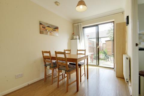 2 bedroom terraced house to rent, Beaulieu Avenue Silvertown E16 1TS